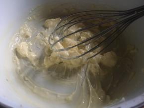 黄油提前软化；（可借助吹风机、微波炉等）