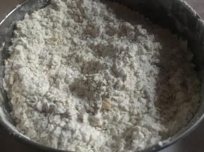 首先即食燕麦片、面粉、泡打粉混合均匀备用；