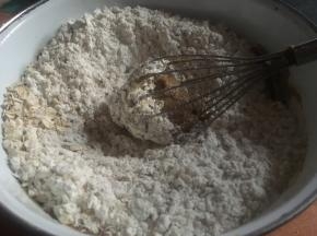 倒入备用的混合物，搅拌均匀；