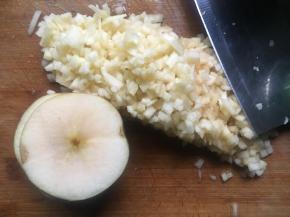 苹果分别切成薄片和碎丁；