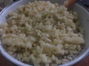 将碎丁倒入面粉混合物；