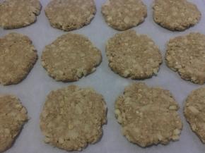 180度预热烤箱，再分成均等的小剂子，揉圆压扁；