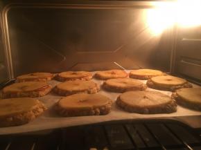 放入烤箱烘烤70分钟，焖至凉透即可；