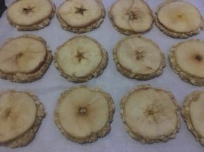 盖上苹果薄片，并轻压，整理边角；