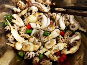 加入沥干水的海鲜拌匀