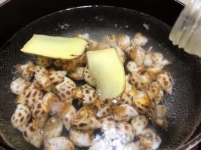 烧一锅水加入姜片和料酒，花螺焯熟