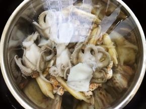 各种小海鲜处理好用清水泡一会儿