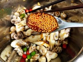 淋上两大勺红油拌匀后放入冰箱密封冷藏2个小时再食用