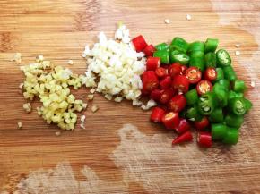 青红椒切圈，姜蒜切末