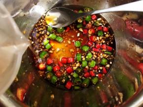 取八角桂皮花椒水100克搅拌均匀