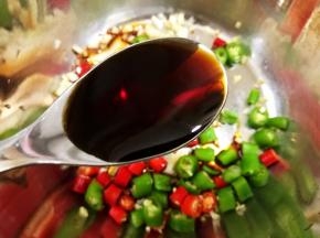 盆里加入青红椒圈，姜蒜末，海鲜酱油和蒸鱼豉油