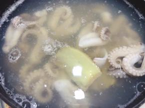 八爪鱼焯熟
以上小海鲜焯熟后过冰水