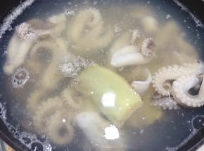 八爪鱼焯熟
以上小海鲜焯熟后过冰水