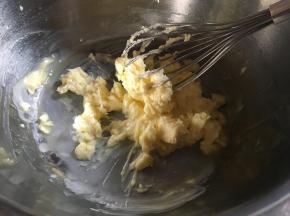 提前将黄油软化，非液体状态；（室温、微波炉、吹风机均可）