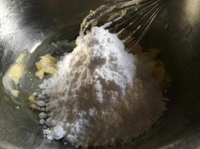 倒入糖粉；