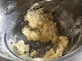 用蛋抽稍微搅拌均匀即可；（防止打发飞粉）