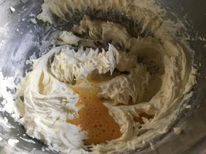 用电动打蛋器先低速后中高速打发至体积膨大，呈羽毛状即可，后分3次加入鸡蛋液，每次充分打发后加入下一次；