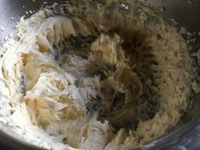 打发完成的状态；（为了避免水油分离，请多次加入且充分搅打后加入）