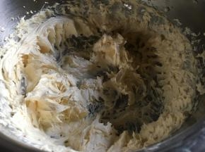 打发完成的状态；（为了避免水油分离，请多次加入且充分搅打后加入）