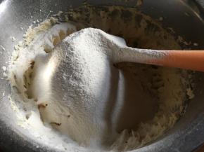 筛入低筋面粉，用切拌和压拌混合均匀至无干粉面团；