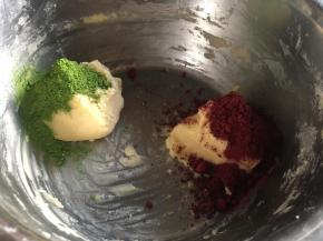 将面团分为1/2、1/4、1/4三份，1/4的面团分别筛入红曲粉、抹茶粉；