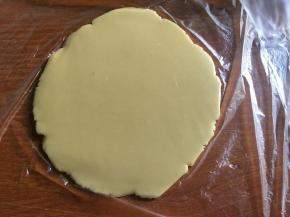 将原味面团擀成5mm左右厚度薄片；