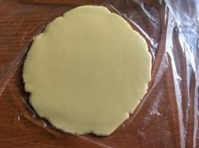 将原味面团擀成5mm左右厚度薄片；
