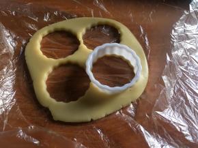 用模具刻出相应形状，摆放入放有油纸的烤盘上；