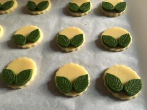 将2片树叶薄片放在原味面片上，形成葡萄叶；