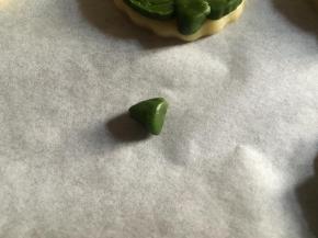 再取少许面团整理成“人”形（三角形下边框凹进些许即可）；