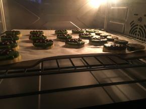 放入预热好的烤箱，170度25分钟，焖15分钟即可；（注意上色可适时加盖锡纸）