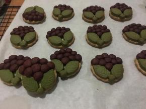 取出放置烤网上晾凉；