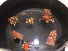 八角桂皮花椒粒加入清水300克煮10分钟，关火晾凉