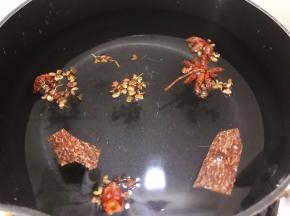 八角桂皮花椒粒加入清水300克煮10分钟，关火晾凉