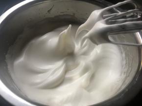 继续中速打发至浓稠有明显纹路则加入剩余的糖，然后开低速继续打发，直至蛋白霜明显硬挺，提起打蛋器的时候形成比较大的弯钩；