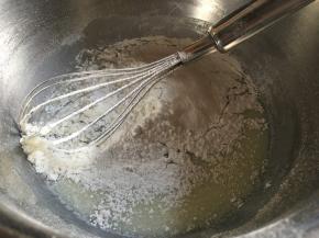 筛入低筋面粉，用蛋抽Z字形搅拌均匀，不要过度搅拌避免起筋，无颗粒即可；