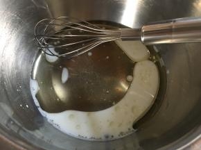 将牛奶、玉米油倒入一盆中，充分搅拌均匀，乳化；