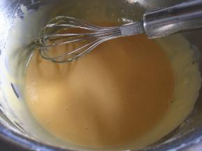 继续用蛋抽搅拌，直至蛋黄糊稍微发白、顺滑；