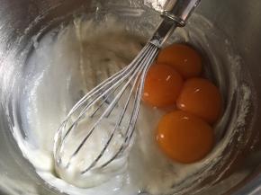 把鸡蛋的蛋清和蛋黄分离，蛋黄则放入面糊中；