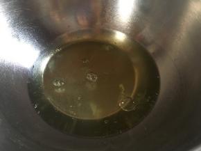 蛋清（无蛋黄混入）则另外放入一无水无油的盆中；