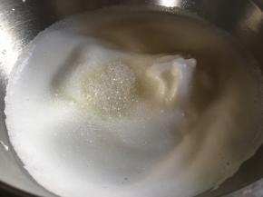 170度预热烤箱，蛋清中加入柠檬汁，用电动打蛋器低速打散至粗泡（鱼眼泡），第一次加入剩余三分之一的砂糖；