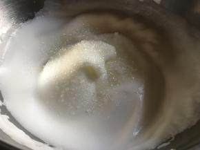 开中高速把蛋白打发至体积膨胀到二三倍，粗泡变成密集细泡，第二次加入三分之一砂糖；