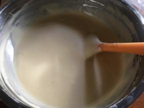 将混合好的蛋黄糊回倒入剩下的蛋白霜内翻拌均匀；