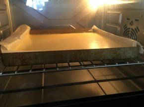 水平托住烤盘，放入预热好的烤箱，散发香味，表面出现黄色即可，参考时间18分钟上下；