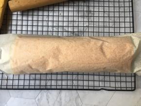 借助擀面杖卷起，（折->压->提->卷->收）入冰箱冷藏半个小时定型，急则直接冷冻；（室温低也可以就直接室温放置定型）