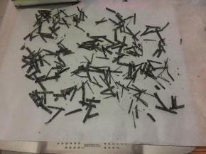 烤盘上铺上油纸，撒上海苔碎；（也可以将海苔片剪碎）