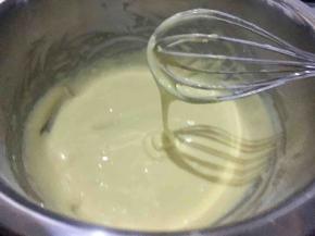 z字型或井字形搅拌至无干粉，且提起蛋抽至顺滑状态；