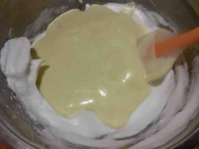 将混合好的蛋黄糊倒入剩余的蛋白霜中；