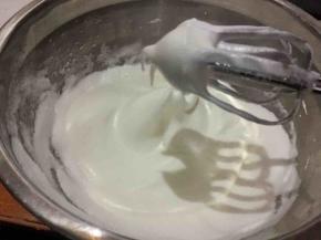 蛋清分三次加入糖打发至湿性发泡，打蛋头提起形成弯角即可；