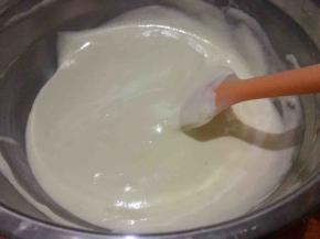 用同样翻拌的手法混合均匀；